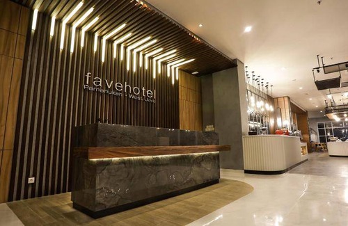Pamanukan Hotel | Spacious 44 m² Hotel with Spa & Dining for 10 Guests