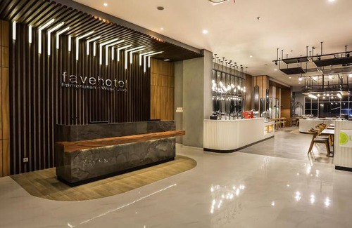 Pamanukan Hotel | Spacious 44 m² Hotel with Spa & Dining for 10 Guests