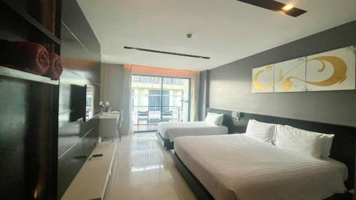 Patong House | Seaview Aparthotel: Steps from Patong Beach with Pool Access