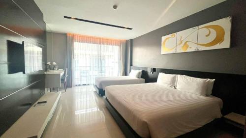 Patong House | Seaview Aparthotel: Steps from Patong Beach with Pool Access
