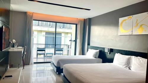 Patong House | Seaview Aparthotel: Steps from Patong Beach with Pool Access