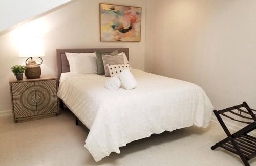 Seabrook Apartment | Spacious 9-Bedroom Apartment for Groups of 19 Guests