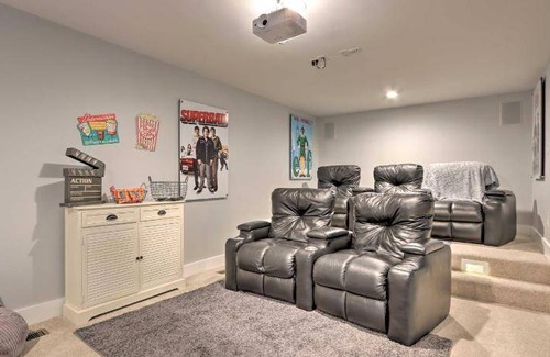 Osage Beach House | Spacious 6-Bedroom House for 18 Guests with Kitchen