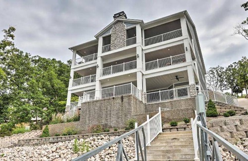 Osage Beach House | Spacious 6-Bedroom House for 18 Guests with Kitchen