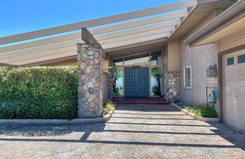 San Simeon House | Family-Friendly Stay at 4757 Windsor Bl. with Breakfast