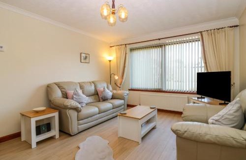 Cupar House | Top-Rated 4-Star Stay at 48 Edenbank Road, Pet-Friendly!