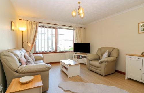 Cupar House | Top-Rated 4-Star Stay at 48 Edenbank Road, Pet-Friendly!