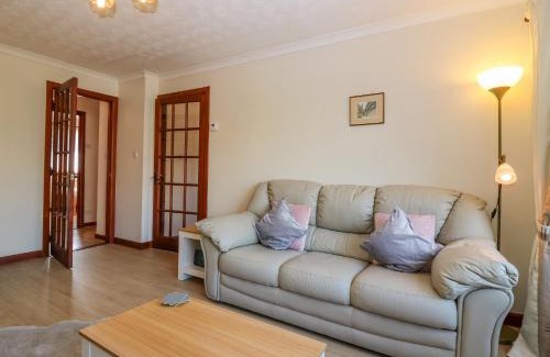 Cupar House | Top-Rated 4-Star Stay at 48 Edenbank Road, Pet-Friendly!
