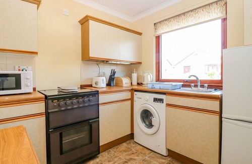 Cupar Cottage | Pet-Friendly Retreat at 48 Edenbank Road with Garden