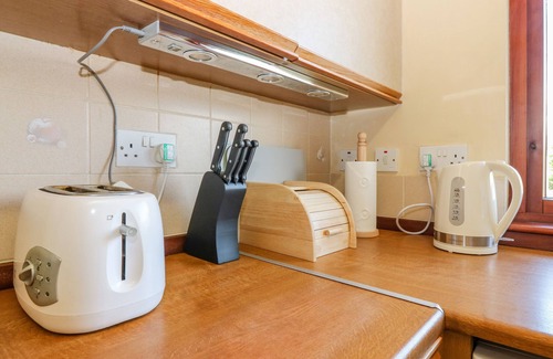 Cupar Cottage | Pet-Friendly Retreat at 48 Edenbank Road with Garden