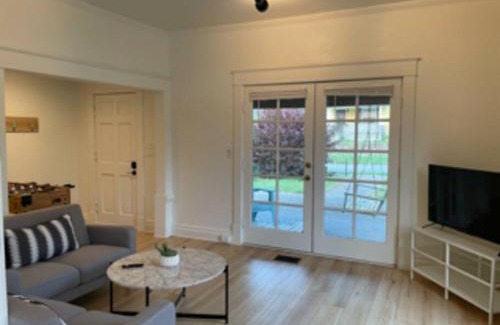 Rosedale House | Ideal Family Home in Kansas City - Pet Friendly Retreat