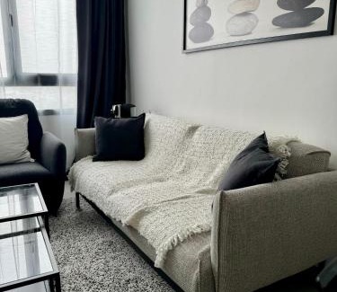 Bneid Al Qar Apartment | Discover 48 Residence: Family-Friendly Retreat with Top Ratings