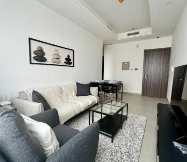 Bneid Al Qar Apartment | Discover 48 Residence: Family-Friendly Retreat with Top Ratings