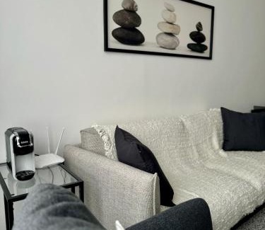 Bneid Al Qar Apartment | Discover 48 Residence: Family-Friendly Retreat with Top Ratings