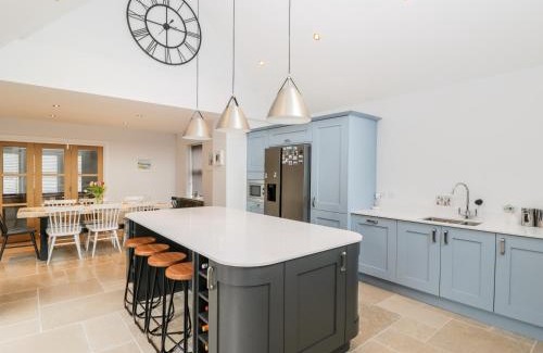 Swanage House | Pet-Friendly Retreat at 49 Ulwell Road - Rated 10/10
