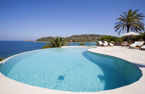 San Teodoro Villa | Spacious Oceanfront Villa with Pool and 8 Bedrooms