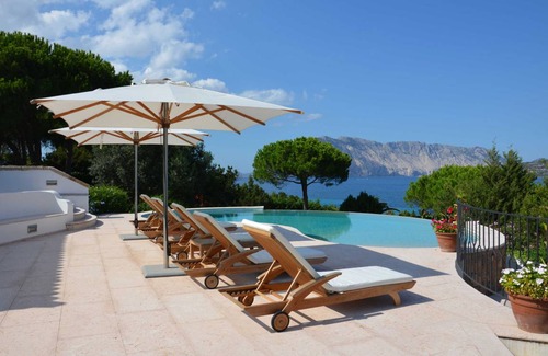 San Teodoro Villa | Spacious Oceanfront Villa with Pool and 8 Bedrooms