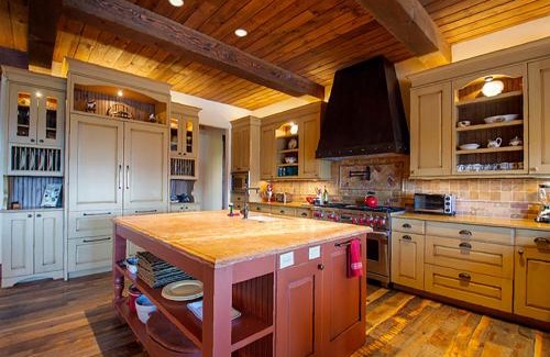 Granby House | Family-Friendly Retreat at 492 Golf Course Circle