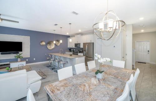 Campbell House | Family-Friendly 4-Bedroom Townhouse with Pool Oasis