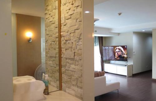Khlong Toei Nuea Apartment | Cozy 2 Bedrooms in Downtown Bangkok with Pool Access