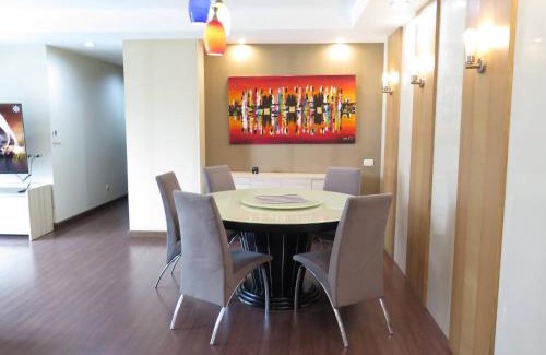 Khlong Toei Nuea Apartment | Cozy 2 Bedrooms in Downtown Bangkok with Pool Access