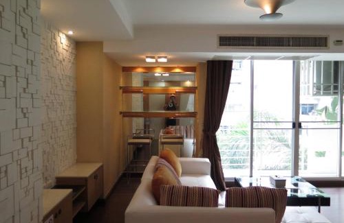 Khlong Toei Nuea Apartment | Cozy 2 Bedrooms in Downtown Bangkok with Pool Access