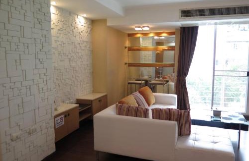 Khlong Toei Nuea Apartment | Cozy 2 Bedrooms in Downtown Bangkok with Pool Access