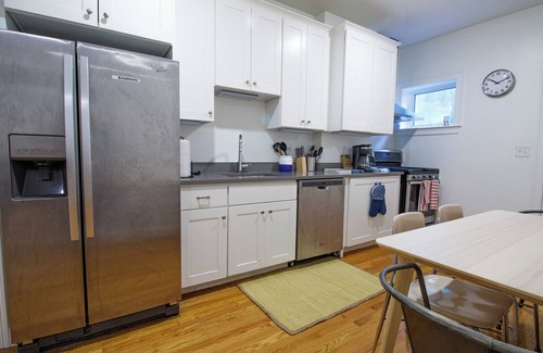 Washington Park Apartment | Bright Family Apartment with Kitchen in Roxbury