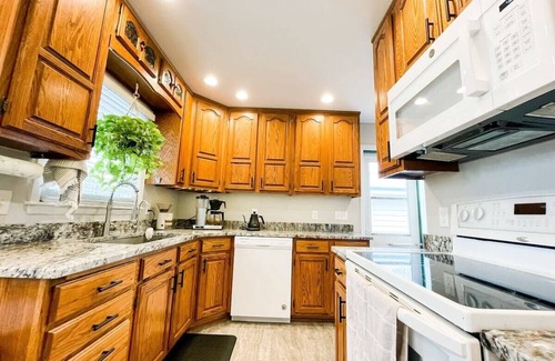 Lincoln House | Exceptional 4-Bed Home with Backyard & BBQ - Rated 10/10