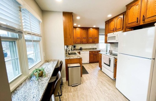 Lincoln House | Exceptional 4-Bed Home with Backyard & BBQ - Rated 10/10