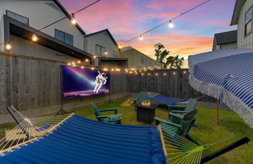North Houston House | 4BD Home - Movie Nights - 6 Mins Houston Heights