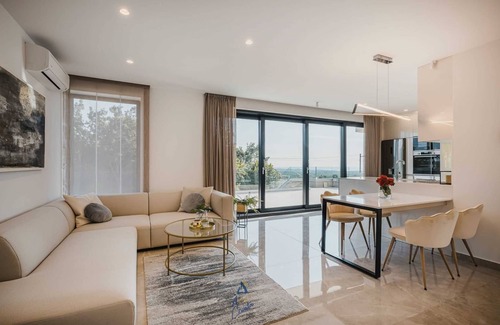 Grabri Villa | Impressive 4BD Villa with Pool, Gym, and Ocean Views