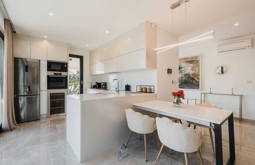 Grabri Villa | Impressive 4BD Villa with Pool, Gym, and Ocean Views