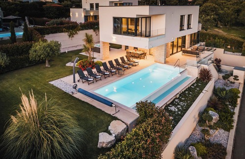 Grabri Villa | Impressive 4BD Villa with Pool, Gym, and Ocean Views