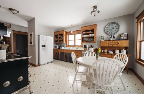 Williamsburg House | Discover Comfort at Broomhead Farmhouse Main House