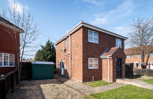Doncaster House | 4BDR house,8 guests, Contractor Stays , Holiday home, Free Parking, Reliable WiFi, Worksite and Amenities Nearby!