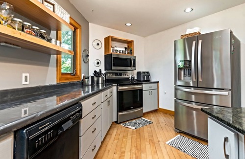 Murphysboro House | Elegant 4 Bedrooms with EnSuites and Pet-Friendly Amenities