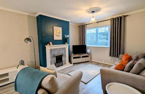 Balderton House | 4Bed House with Garden & Parking, Perfect for Contractors