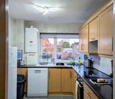 Balderton House | 4Bed House with Garden & Parking, Perfect for Contractors