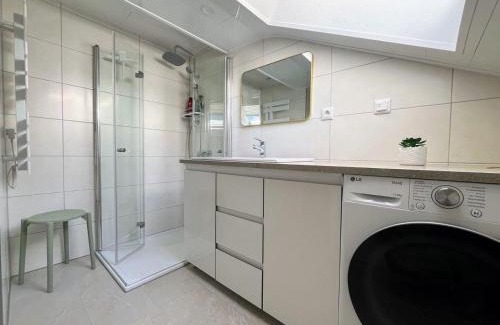 Traunreut Apartment | 4Bed I Klima I 3 Room I Wash I Küche I Parkplatz