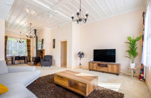 Chatswood House | Family-Friendly 4-Star Villa with Pool in Chatswood