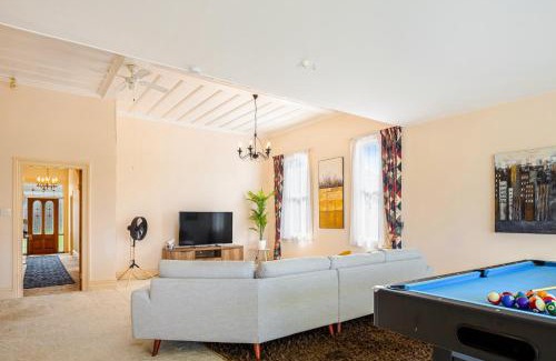 Chatswood House | Family-Friendly 4-Star Villa with Pool in Chatswood