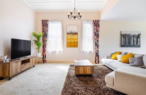 Chatswood House | Family-Friendly 4-Bed Villa with Pool in Chatswood