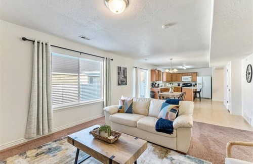 Lehi House | 4BR/2.5B Pet Friendly! 2 Car Garage near Utah Lake!