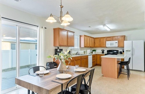 Lehi House | 4BR/2.5B Pet Friendly! 2 Car Garage near Utah Lake!