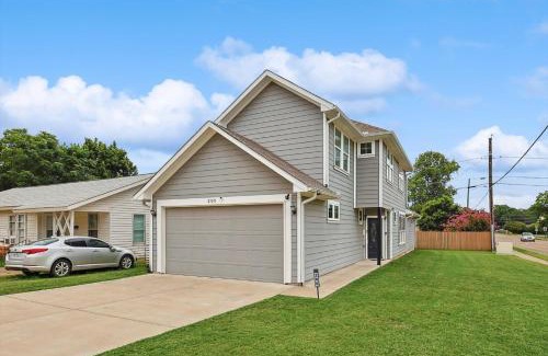 Central Arlington House | Spacious 4Br Home Steps from AT&T Stadium - Pet Friendly