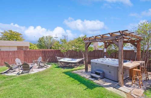 Plano House | Relaxing Tropical Getaway with Jacuzzi Spa for Families