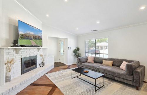 Plano House | Relaxing Tropical Getaway with Jacuzzi Spa for Families