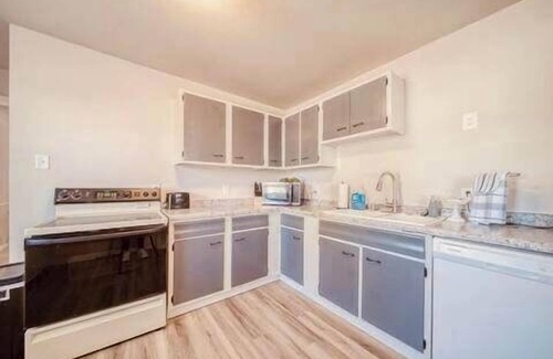 Rolla House | Ideal Stay Near Downtown - 4BR Home with Breakfast Included