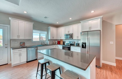 Kanab House | Inviting 4BR Utah Retreat with Game Room & Scenic Views